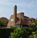 Het huis schuin van voren gezien, achter het struweel.
<br/>
Richard Keijzer, 2014-09-20